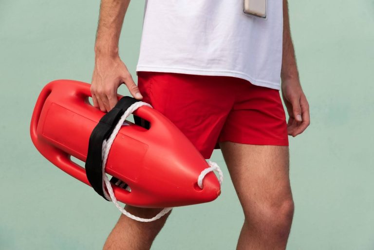 Panduan Peralatan Lifeguard Penting di Indonesia